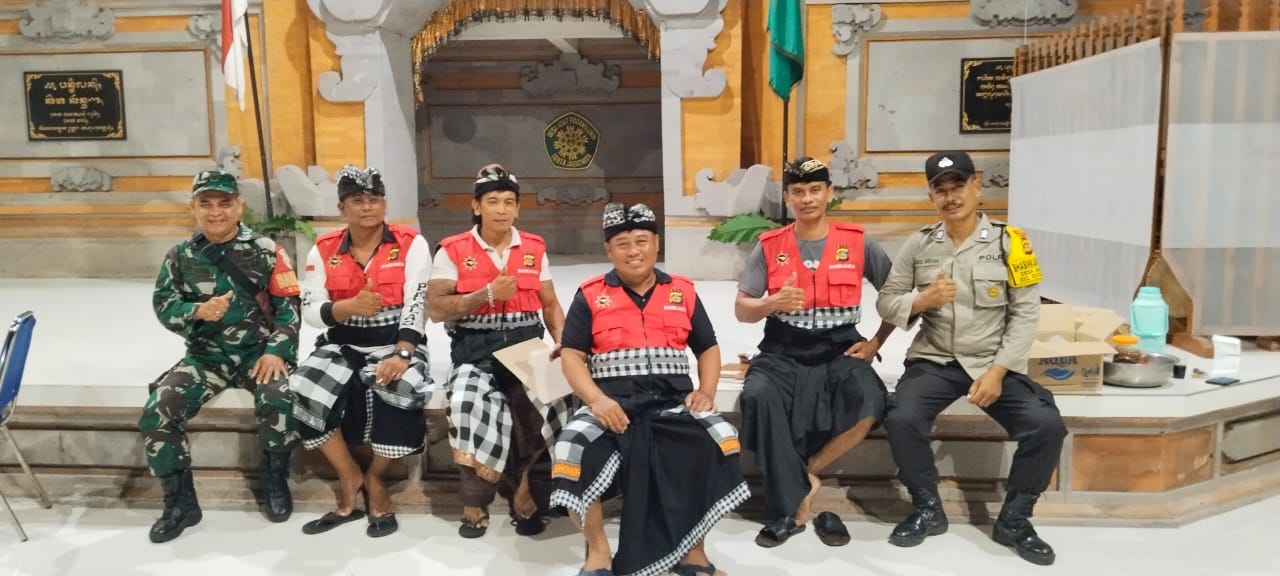 Bhabinkamtibmas dan Babinsa saat berpatroli bersama