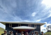 TNI Manunggal Rakyat di Puncak: Satgas Yonif 700/Wyc Bersihkan “Rumah Tuhan” di Nipuralome