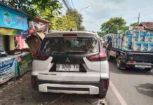 Mobil Tabrak Motor Terparkir, Warung, dan Gerobak Pedagang di KM-5 Jalan Raya Sumenep-Kalianget