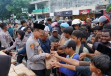 Polres Situbondo Bersama Insan Pers Berbagi Takjil Ratusan Bungkus Habis Dalam 10 Menit