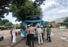 Pastikan Keselamatan Peziarah, Satlantas Polres Gresik Gelar Ramp Check Bus Pariwisata di Kawasan Sunan Giri