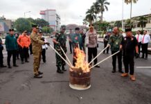 Polres Jember Musnahkan Ribuan Botol Miras Hasil Operasi Pekat di Bulan Ramadhan