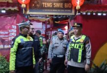 Kapolsek Krian Polresta Sidoarjo Turun Langsung Amankan Perayaan Imlek di Kelenteng Teng Swie Bio