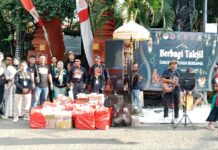 Komunitas Seduluran Abdi Dalem Eyang Joko Dolog Bagikan 900 Takjil di Depan Cagar Budaya Surabaya