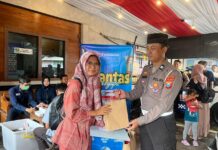 SIM Ramadan Hadir di Pujahito, Satlantas Nganjuk Layani Perpanjangan SIM Sambil Berbagi Takjil