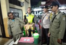 Cipta Kondisi Ramadan, Polsek Kenjeran Amankan Miras dari Dua Kafe di Pesisir Tambak Wedi Surabaya