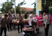 Sinergi di Bulan Ramadhan Polres Sumenep Bersama Lintas Instasi Berbagi Takjil
