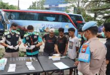Polres Pelabuhan Tanjungperak Test Urine Sopir Truk dan Bus Jelang Mudik Lebaran