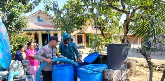 Polres Bojonegoro Salurkan 16 Ribu Liter Air Bersih untuk Warga Terdampak Kemarau di Ngambon
