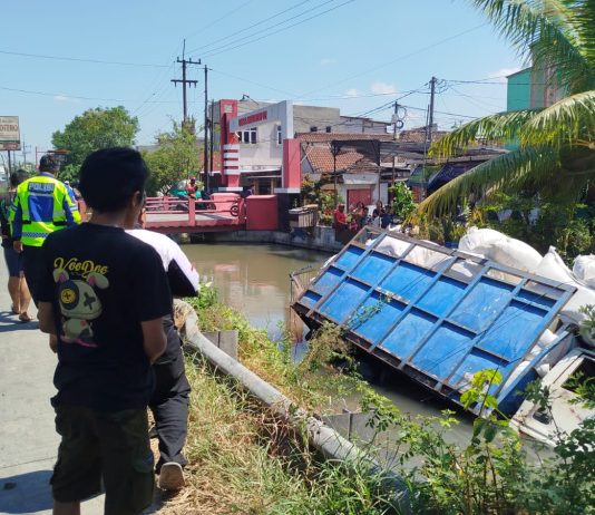 Hindari Motor Menyalip, Truk Muatan Plastik Terperosok Masuk Sungai di Gedangan Sidoarjo