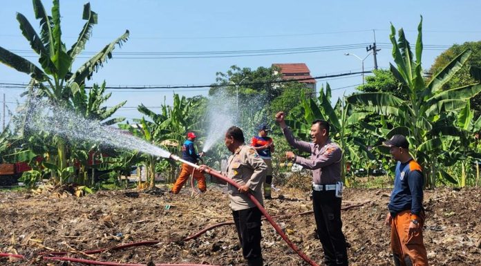 Hadapi Kemarau, Polres Pelabuhan Tanjungperak Siram Lahan Jagung Ketahanan Pangan