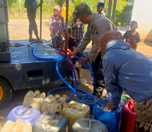 Polsek Winongan Salurkan Air Bersih untuk Warga Terdampak Kekeringan