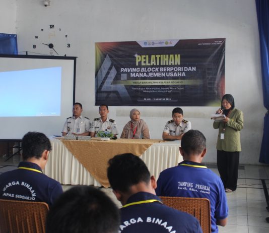 Dari Balik Jeruji Menuju Kemandirian, WBP Lapas Sidoarjo Dibekali Pelatihan Pembuatan Paving Blok dan Manajemen Usaha
