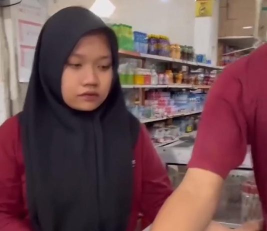 Kasir Toko di Pare Kediri Viral Dimaki Pembeli hingga Dipecat, Berawal dari Salah Input Barang Rp54 Ribu