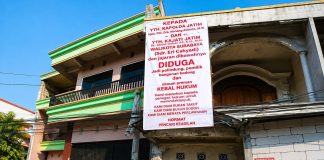 PEMERINTAH SURABAYA TUTUP MATA 10 TAHUN BERJUANG, RUMAH HAMPIR ROBOH KARENA BANGUNAN LIAR: “MANA KEADILAN UNTUK WARGA KECIL?”