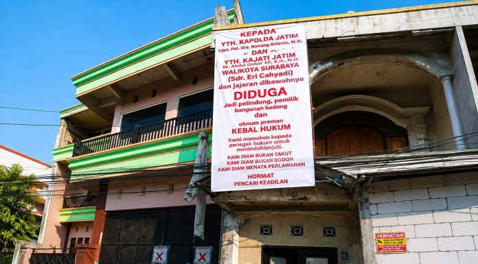 PEMERINTAH SURABAYA TUTUP MATA 10 TAHUN BERJUANG, RUMAH HAMPIR ROBOH KARENA BANGUNAN LIAR: “MANA KEADILAN UNTUK WARGA KECIL?”
