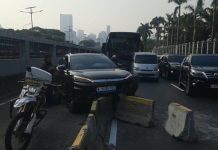 Mobil Listrik Tabrak Motor dan Separator Busway di Depan Gedung DPR, Lalu Lintas Arah Slipi Macet