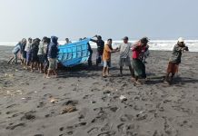 Perahu Nelayan Hancur Dihantam Ombak Tinggi di Pantai Drajit Lumajang, Satu Nelayan Tewas