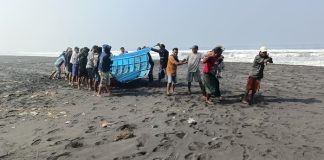 Perahu Nelayan Hancur Dihantam Ombak Tinggi di Pantai Drajit Lumajang, Satu Nelayan Tewas