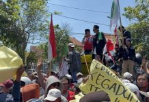 Ratusan Jukir Kepung Balai Kota Surabaya, Parkir Digital Diprotes: Minta Bagi Hasil 70 Persen