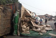 Truk Fuso Muat Kardus Terguling di Bypass Nganjuk, Diduga Gegara Ban Meledak